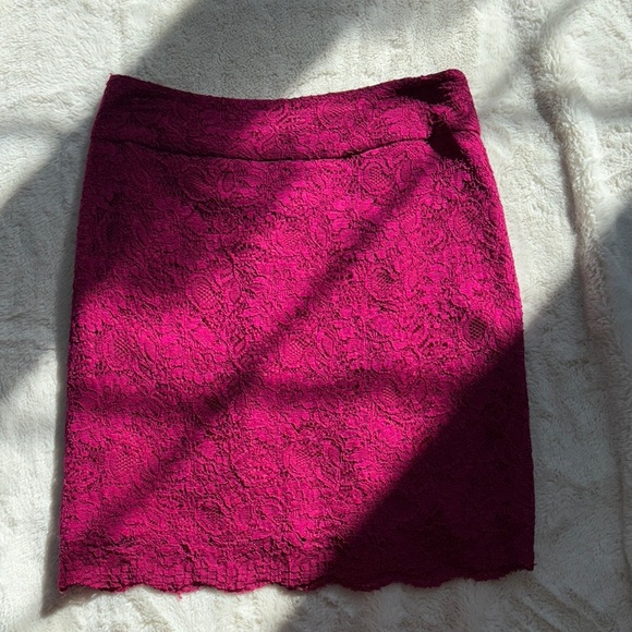 Banana Republic Magenta Lace Pencil Skirt – Feminine Floral Size 2 - Picture 1 of 7
